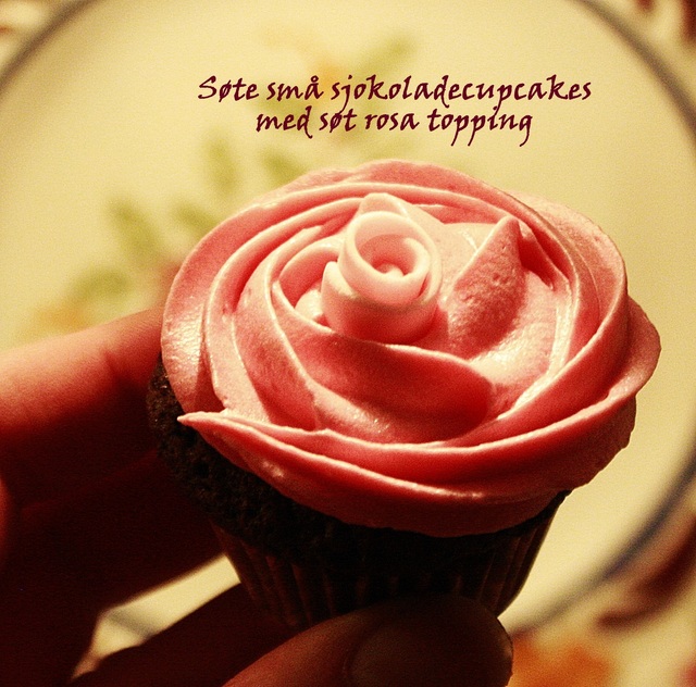 Søte små sjokoladecupcakes med søt rosa topping