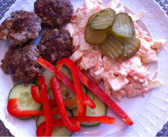 Hjemmelagde miniburgere med mager-coleslaw: Sunn, digg og proteinrik