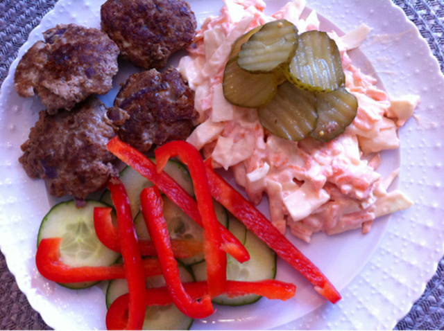 Hjemmelagde miniburgere med mager-coleslaw: Sunn, digg og proteinrik