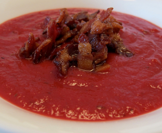 Rødbetesuppe med sprøstekt bacon og foccaccia