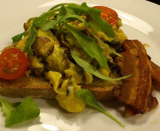 Spansk scrambled eggs med champignon