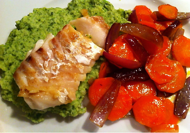 Stekt fisk med brokkolipure og rødløk&gulrotkompott