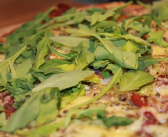 parma og ruccola pizza