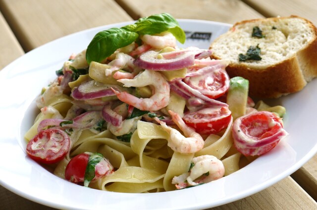 Pasta papardelle med reker og avokado