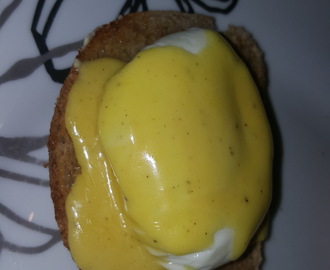 hjemmelaget hollandaise saus med posjerte egg