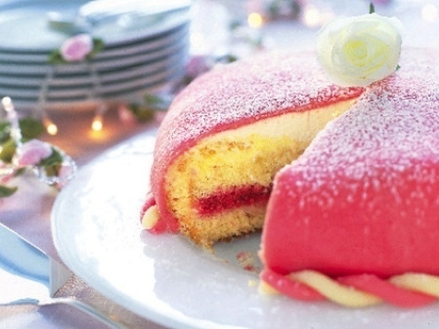 Prinsesstårta med hallon eller jordgubbar