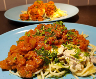 Rosmarin- och paprikaköttbullar med pasta och ostsås