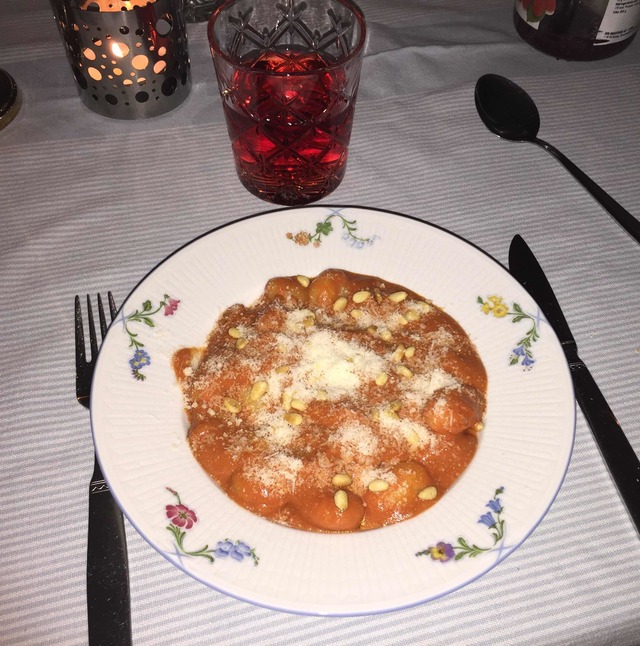 Gnocci med tomatsås, pinjenötter och parmesan