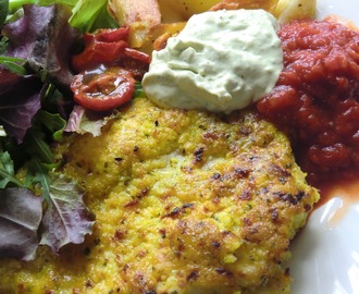 Mandel- och parmesanpanerad minutkycklingfilé med goda röror och klyftpotatis