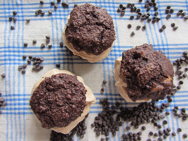 Double Chocolate "Peanut Butter" Ice Cream Sandwhiches - från PaleOMG