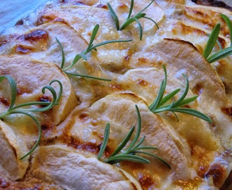 Glutenfritt äppelflan med färskost, taleggio, honung och rosmarin