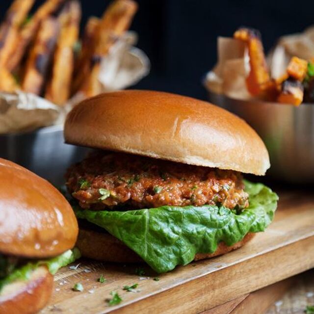 Hamburgare med tomatsalsa och rostad sötpotatis