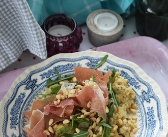 Risotto med tryffelolja, parmaskinka, ruccola och pinjenötter