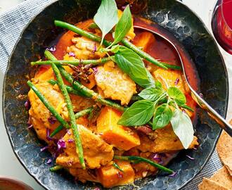 Curry med kyckling, bönor, sötpotatis och svart ris