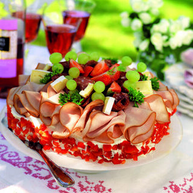 Smörgåstårta med jordgubbar och vindruvor