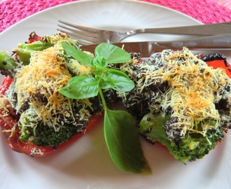 Enkel vegolunch för en - quinoafylld paprika med broccoli och smak av pepparrot