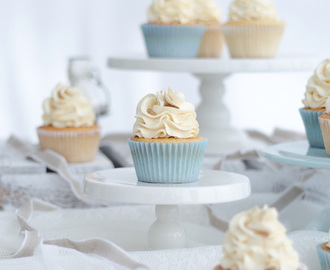 Very Vanilla Cupcakes with Vanilla Swiss Meringue Buttercream and Vanilla Syrup (Vaniljcupcakes med Vaniljmarängsmörkräm och Vaniljsirap)