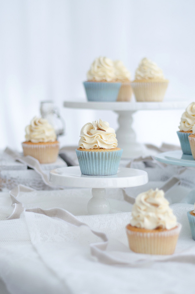 Very Vanilla Cupcakes with Vanilla Swiss Meringue Buttercream and Vanilla Syrup (Vaniljcupcakes med Vaniljmarängsmörkräm och Vaniljsirap)