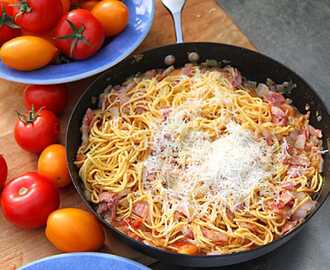 Pasta med tomat och sidfläsk