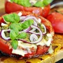 Briegratinerade tomater med pesto och rödlök - förrätt, helrätt eller tillbehör
