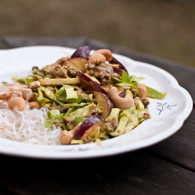 Currywok med spetskål och äpple