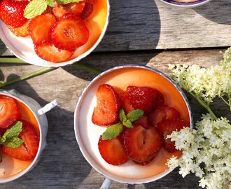 Sommarsmak – flädermousse med jordgubbar