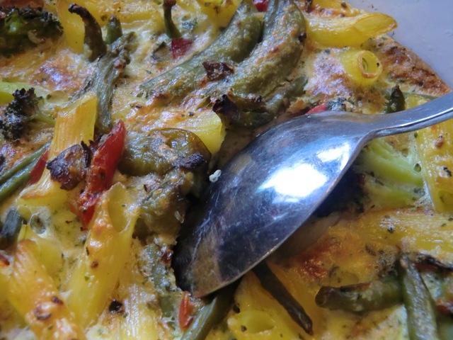 Vegogratäng med glutenfri pasta, wok-grönsaker, mozarella och parmesan