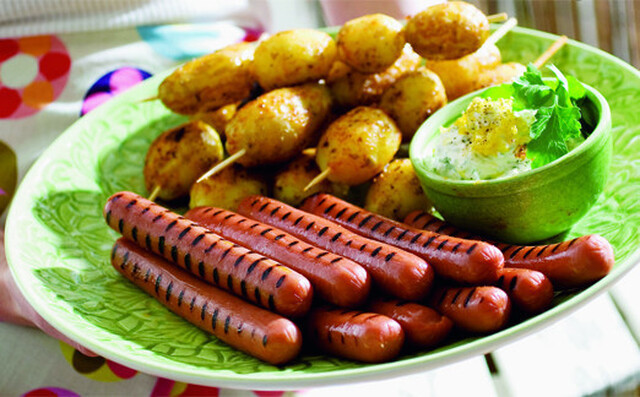 Hot Dogs med potatis på spett och citronfärskost