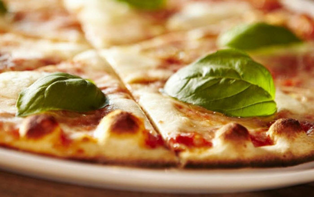Pizza med vitlök och basilika