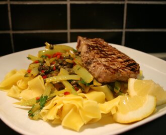 Papardelle med paprika, chili, kapris, citron och grillade fläskkotletter 