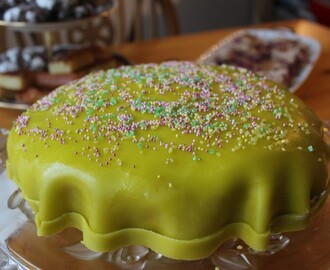 Tårta med kiwifyllning och jordgubbsfyllning!