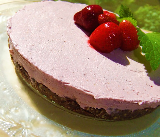 Raw jordgubbscheesecake