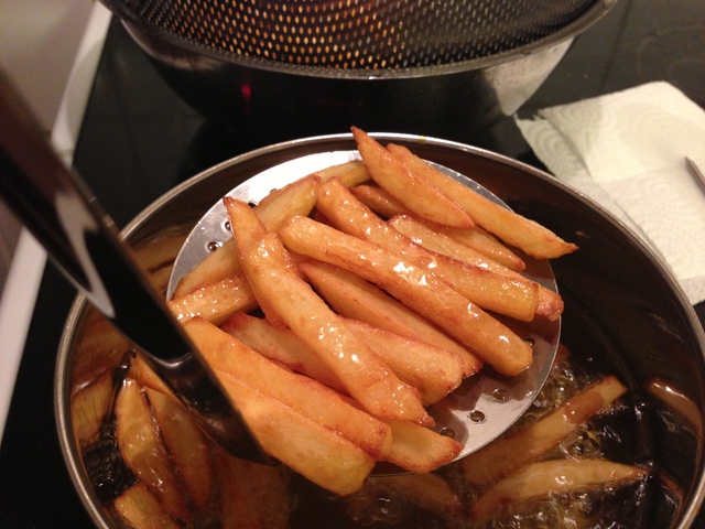 Vitlöks- och chilimarinerade jätteräkor med hemlagade franskisar och aioli