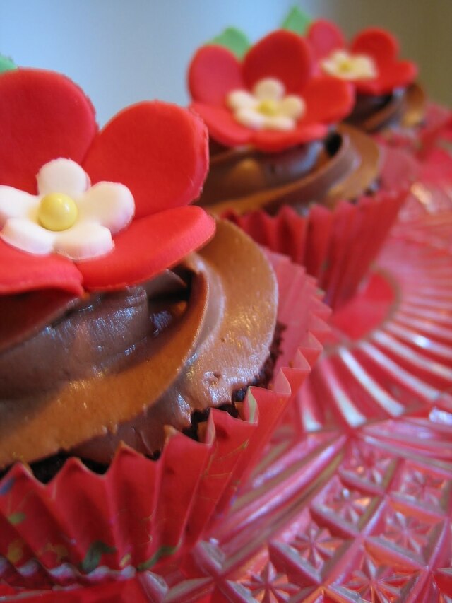 Chokladcupcakes med rödvita blommor