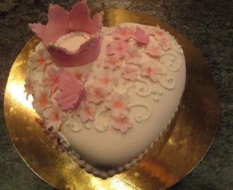 Hjärtformad tårta i rosa
