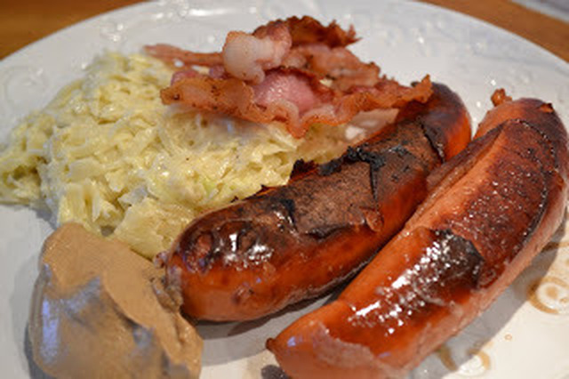 lchf stuvad vitkål med korv & bacon