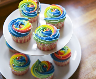 Att göra regnbågsfrosting på cupcakes