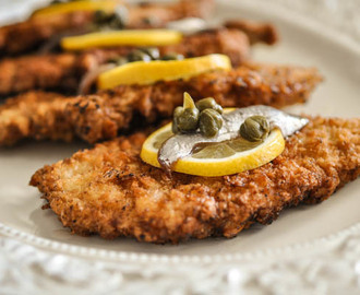 Panko-friterad Schnitzel med stekt potatis och Bearnaisesås...