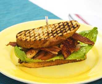 Klassisk Club Sandwich med kyckling och bacon