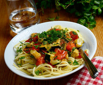 Pasta med sardellkryddad grönsaksröra