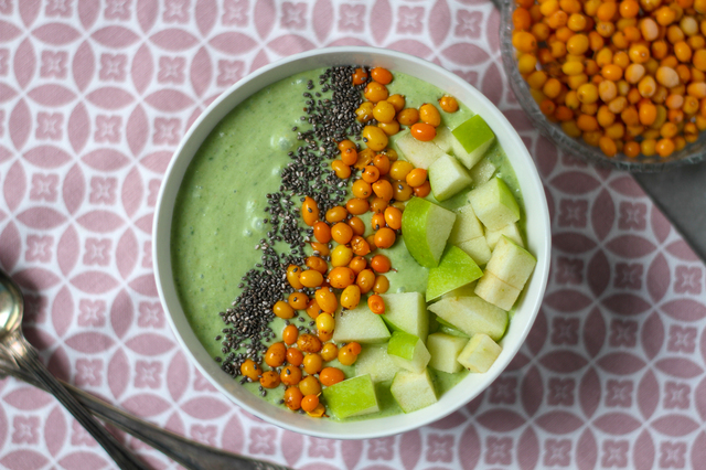 Grön smoothiebowl med spenat, äpple och havtorn – clean eating