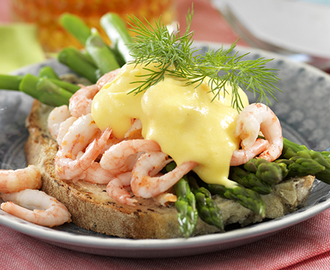 Godaste räksmörgåsen med sparris och hollandaise recept