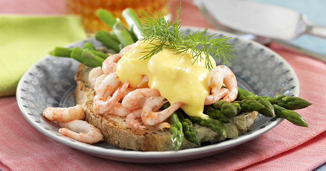 Godaste räksmörgåsen med sparris och hollandaise recept