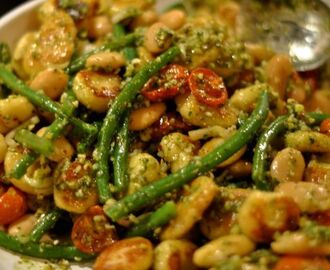 Gnocchi med pestoslungad tomat- och bönsallad