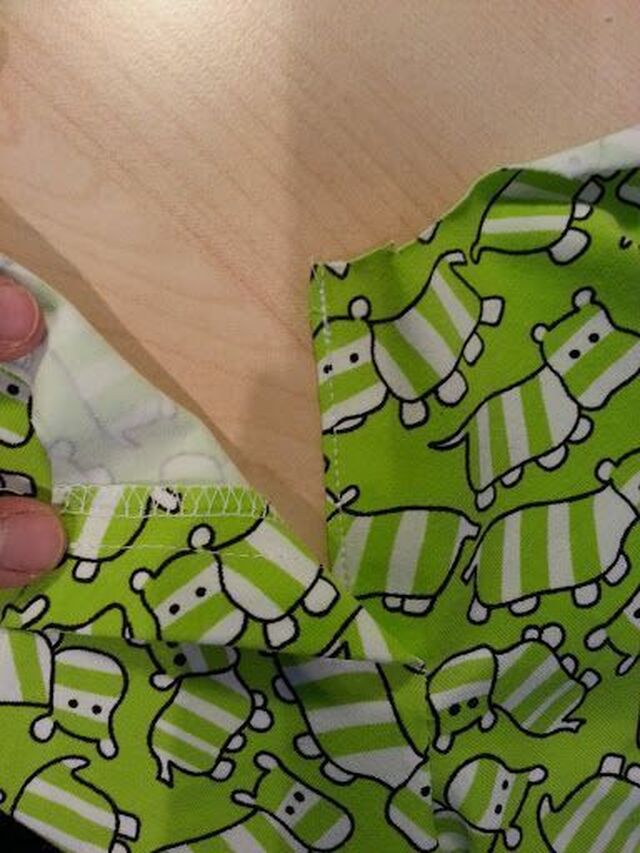Tänkte jag skulle visa ett annat sätt att göra en knäppning i ena axelsömmen på ett plagg med raglanskärning. De tutorials jag sett på nät... | sy | Pinterest | Sewing, Sewing tutorials and Sewing hacks