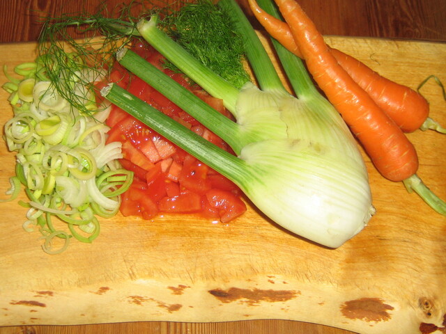 Smörstekt laxkotlett med syrlig grönsaksröra