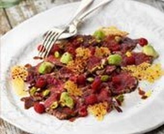 Carpaccio med hallon och krispiga ostflarn