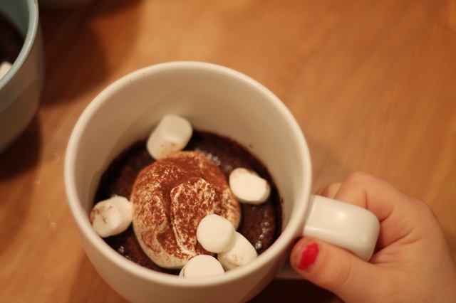 Chokladkaka i kopp med cremé fraiche och marshmallows