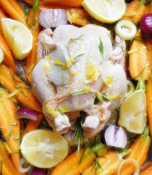 Hel kyckling med salvia, rosmarin & citron