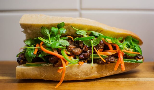 Banh Mi med Citrongräsmarinerat fläsk, pickles, chilisås och koriander